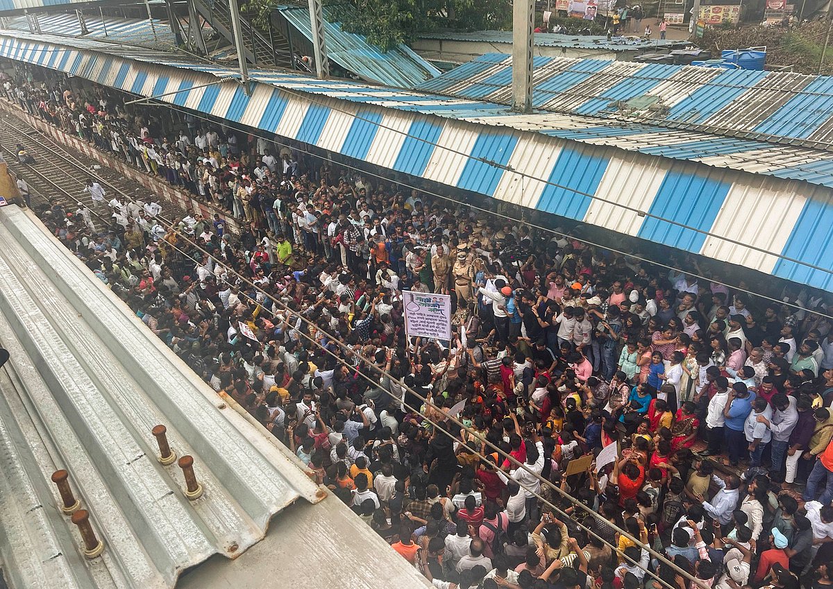 People block railway tracks to protest against the alleged sexual abuse of two girls at a school, at Badlapur railway station, in Thane district - PTI